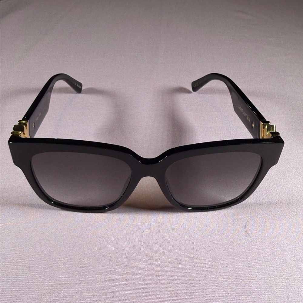 Louis Vuitton Sunglasses in Black with Gold Details -New, never worn - Picture 2 of 8